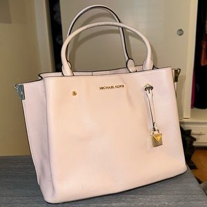 Pink/off white Michael Kors Bag. Great condition. Basically new.